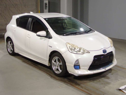 2012 Toyota Aqua NHP10[2]