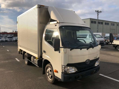 2017 Toyota Dyna Truck XZU605[2]