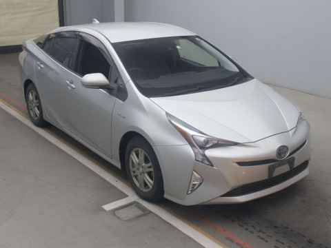 2015 Toyota Prius ZVW50[2]