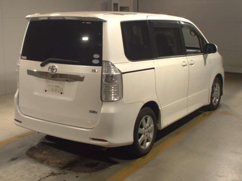 2007 Toyota Noah ZRR70W[1]