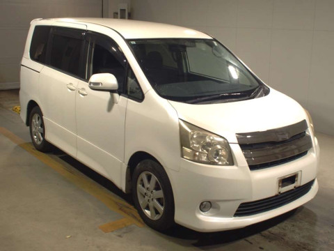 2007 Toyota Noah ZRR70W[2]