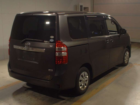 2010 Toyota Noah ZRR70G[1]