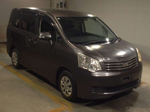 2010 Toyota Noah ZRR70G[2]