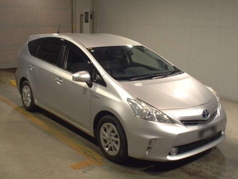 2013 Toyota Prius alpha ZVW41W[2]