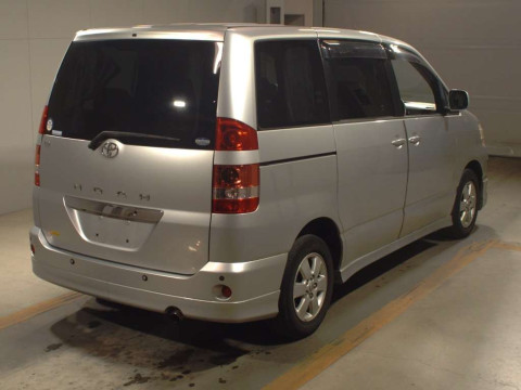 2002 Toyota Noah AZR65G[1]