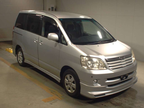 2002 Toyota Noah AZR65G[2]