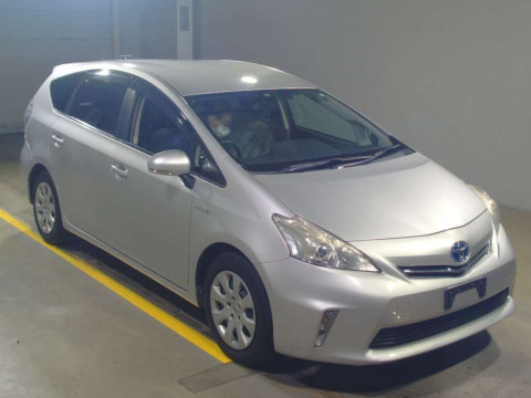 2014 Toyota Prius alpha ZVW41W[2]