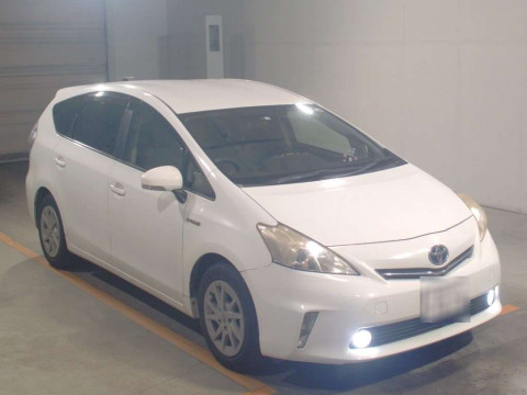 2013 Toyota Prius alpha ZVW41W[2]