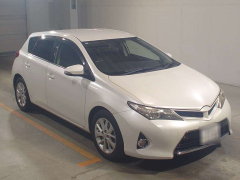 2013 Toyota Auris NZE181H[2]