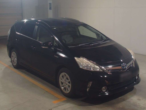 2013 Toyota Prius alpha ZVW41W[2]