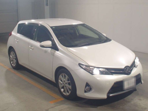 2013 Toyota Auris NZE181H[2]