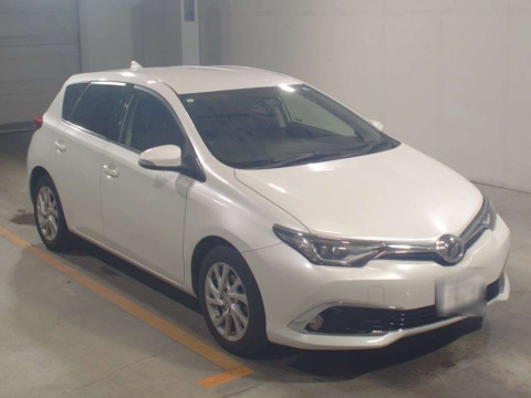 2015 Toyota Auris NZE181H[2]