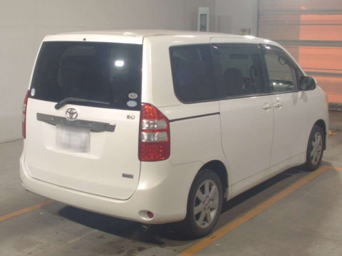 2010 Toyota Noah ZRR70G[1]