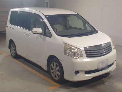 2010 Toyota Noah ZRR70G[2]