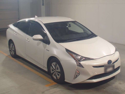 2016 Toyota Prius ZVW51[2]