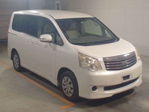 2011 Toyota Noah ZRR70G[2]