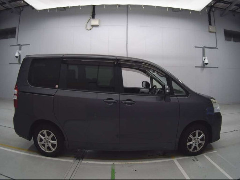 2013 Toyota Noah ZRR70G[2]