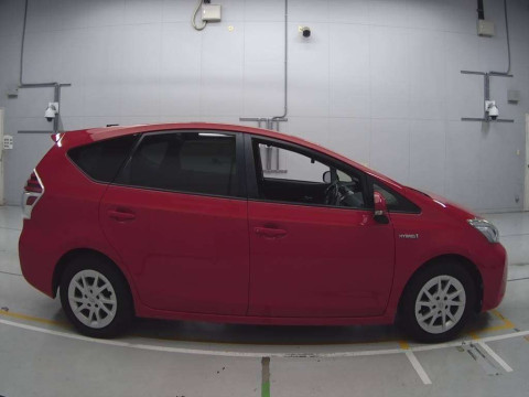 2015 Toyota Prius alpha ZVW41W[2]