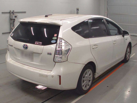 2013 Toyota Prius alpha ZVW40W[1]