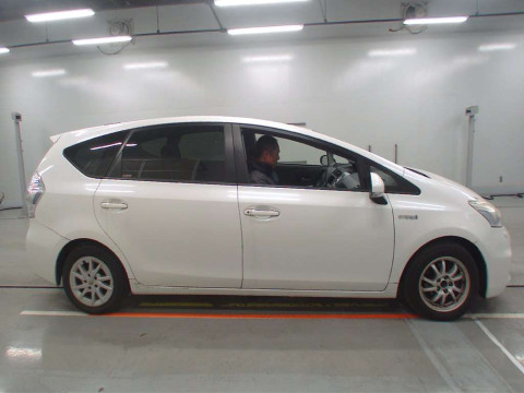 2013 Toyota Prius alpha ZVW40W[2]