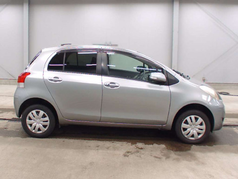 2010 Toyota Vitz NCP95[2]