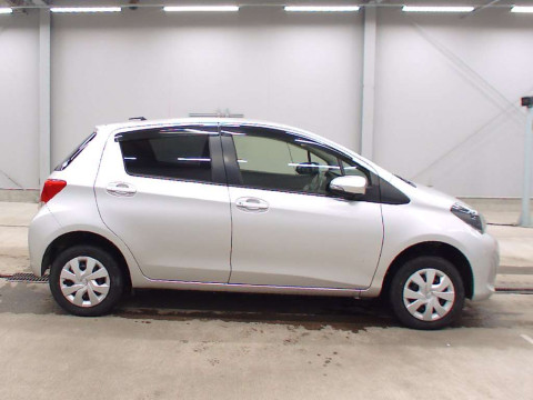 2015 Toyota Vitz NSP135[2]