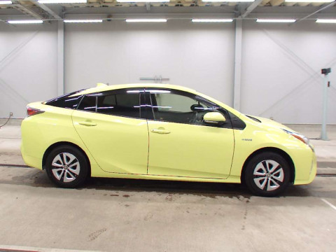 2016 Toyota Prius ZVW55[2]