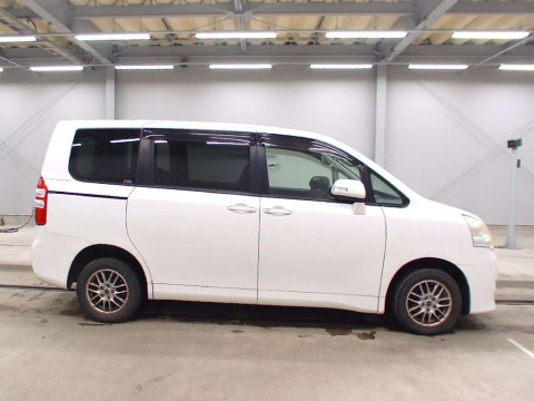 2011 Toyota Noah ZRR75G[2]