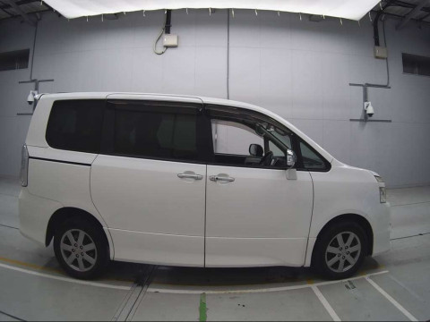 2009 Toyota Voxy ZRR75W[2]