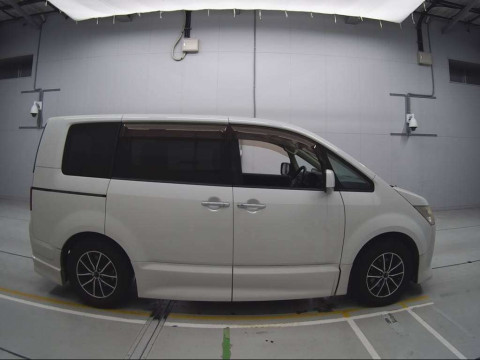 2010 Mitsubishi Delica D5 CV5W[2]