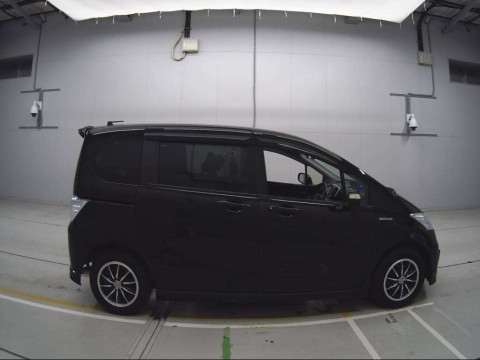 2013 Honda Freed hybrid GP3[2]