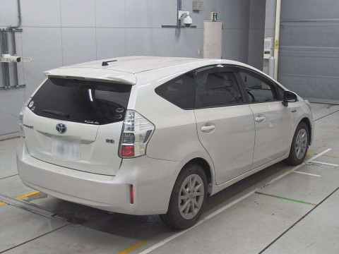 2013 Toyota Prius alpha ZVW40W[1]