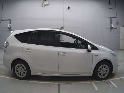 2013 Toyota Prius alpha ZVW40W[2]