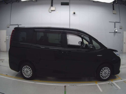 2015 Toyota Noah ZWR80G[2]