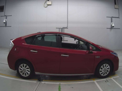 2015 Toyota Prius PHV ZVW35[2]