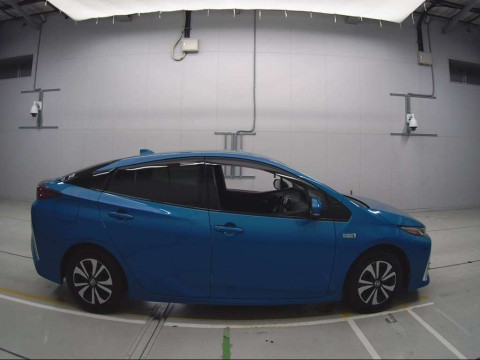 2017 Toyota Prius PHV ZVW52[2]