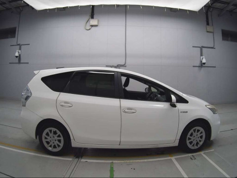 2012 Toyota Prius alpha ZVW41W[2]