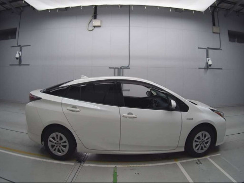 2016 Toyota Prius ZVW50[2]