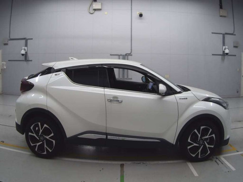 2019 Toyota C-HR ZYX10[2]