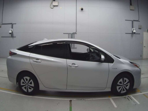 2017 Toyota Prius ZVW55[2]