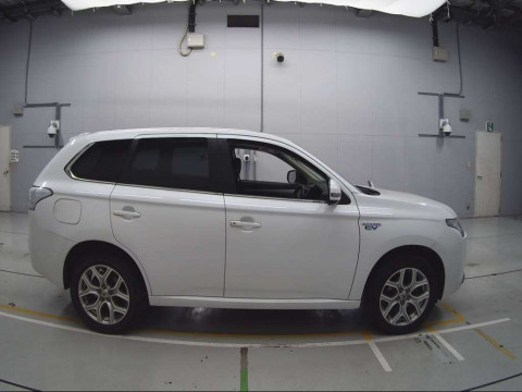 2014 Mitsubishi Outlander PHEV GG2W[2]