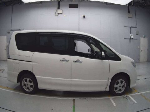 2013 Nissan Serena FNC26[2]