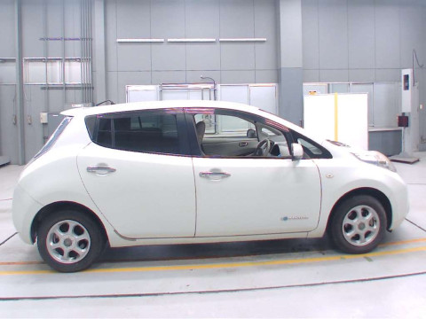 2012 Nissan Leaf ZE0[2]