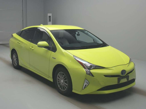 2016 Toyota Prius ZVW55[2]