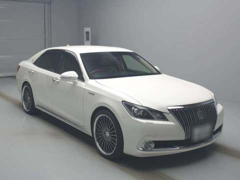 2014 Toyota Crown Majesta GWS214[2]