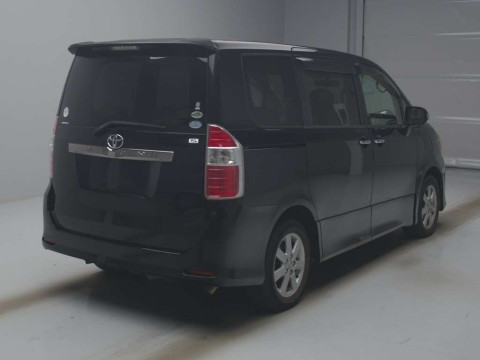 2009 Toyota Noah ZRR70W[1]