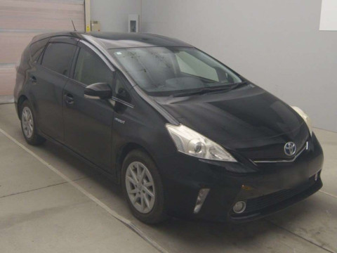 2013 Toyota Prius alpha ZVW41W[2]