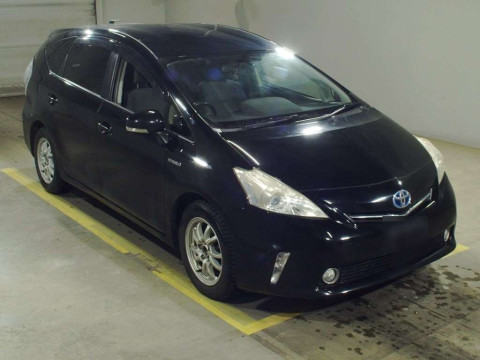 2013 Toyota Prius alpha ZVW41W[2]