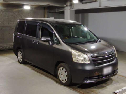 2010 Toyota Noah ZRR70G[2]