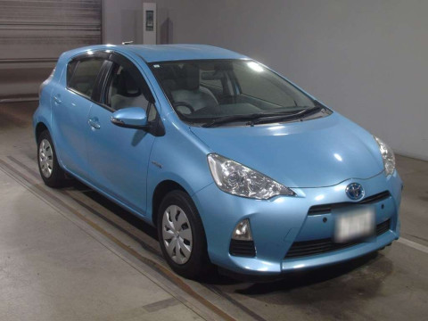 2013 Toyota Aqua NHP10[2]